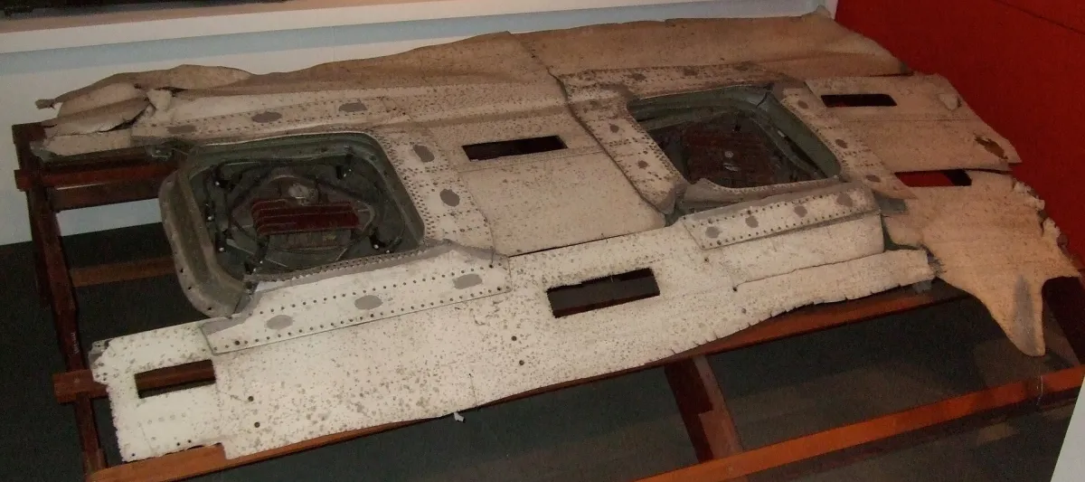 Fragment of the Comet G-ALYP cabin roof with two rectangular cut-outs, on a display frame